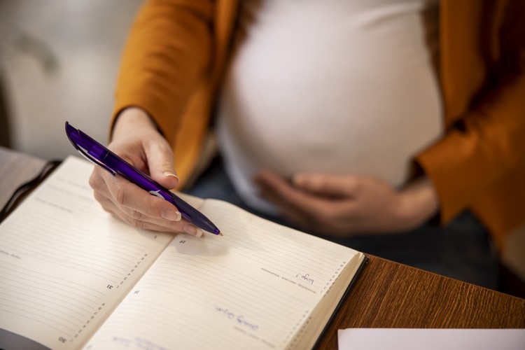 LEI Nº 14.151/2021 – Uma possível solução para o afastamento da empregada gestante das atividades de trabalho presencial durante a pandemia, sem prejuízo de salário